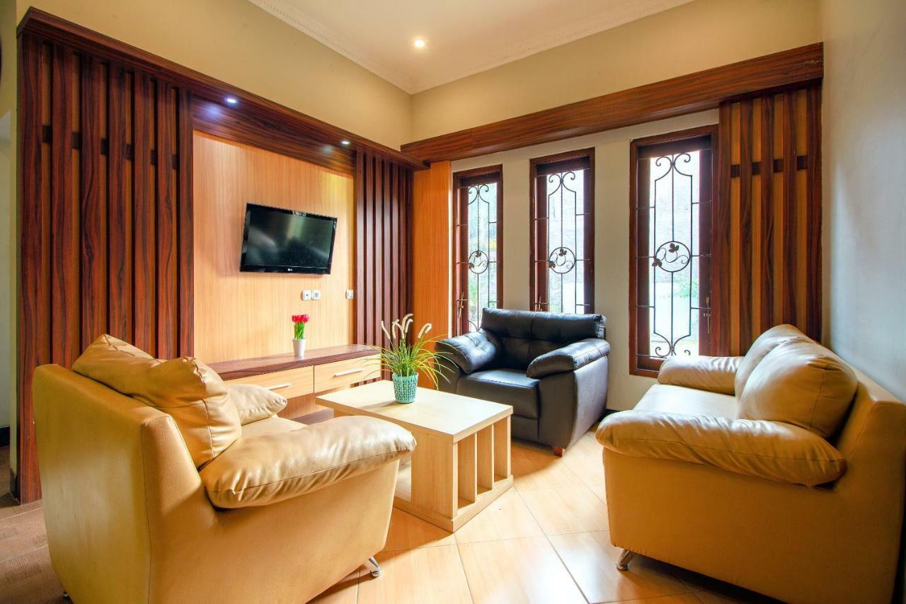 Oyo 1195 The Doctor'S Guest House Syariah Kejayan Luaran gambar