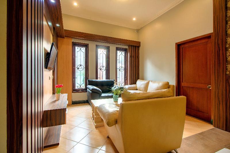 Oyo 1195 The Doctor'S Guest House Syariah Kejayan Luaran gambar