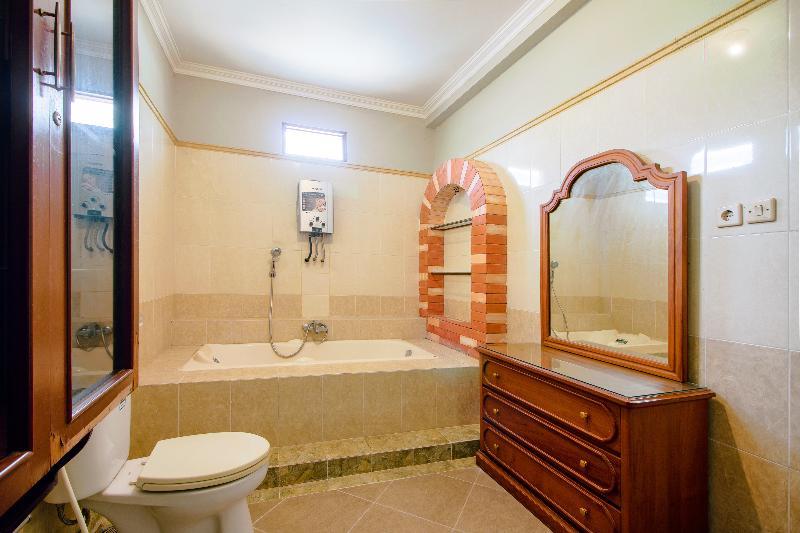 Oyo 1195 The Doctor'S Guest House Syariah Kejayan Luaran gambar